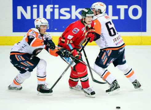 Frölundas John Klingberg kläms mellan Växjös David