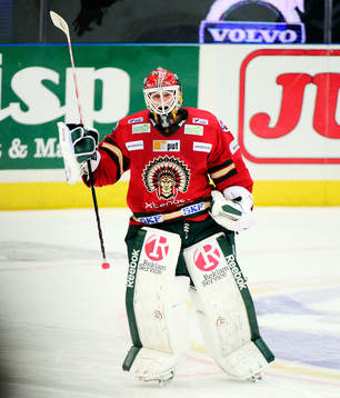 Frölundas målvakt Lars Johansson jublar