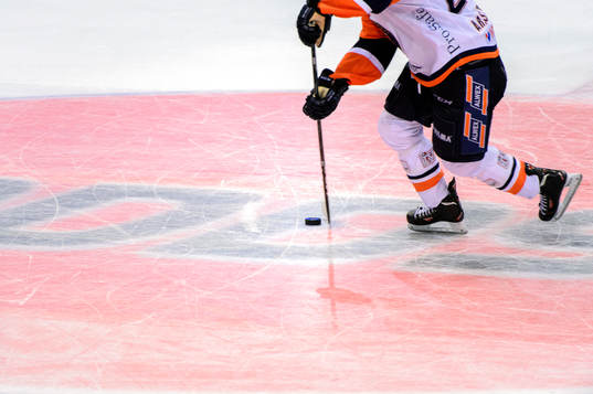 En Växjöspelare tar med sig pucken