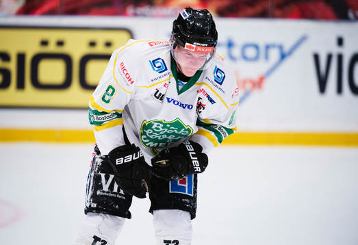 Björklövens Oscar Molin lämnar isen skadad