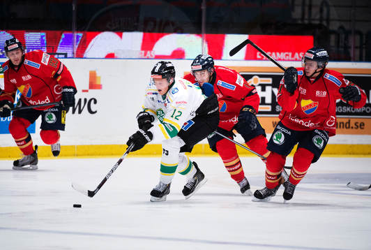 Björklövens Linus Boström avancerar med pucken framför