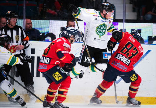 Björklövens Gustav Hjalmarsson i en duell med