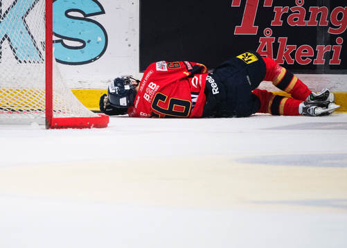 Djurgårdens Marcus Sörensen ligger ner på isen skadad