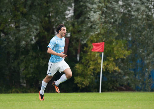 Råås Faton Trstena har gjort 1-0 och jublar i matchen i
