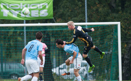 IFK Hässleholms Linus Svensson når högst i matchen i