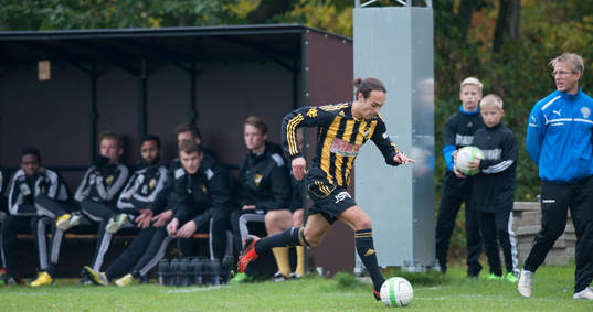 IFK Hässleholms Karim Al-Asi stormar fram på kanten i