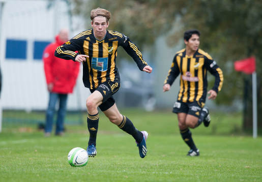 IFK Hässleholms  Filip Ranmo stormar fram i matchen i