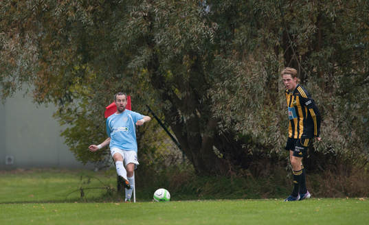 Idyllisk idrottsplats, Råå-spelare vid hörnflaggan i