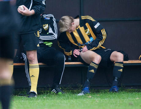 IFK Hässleholms Philip Bengtsson ser över sin lårskada