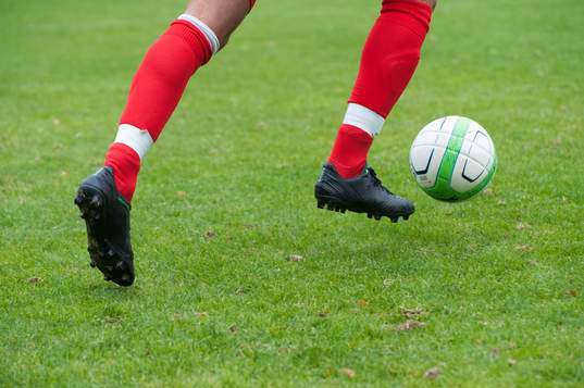 Fot, fötter, gräs, fotbollsskor  i matchen i division 3