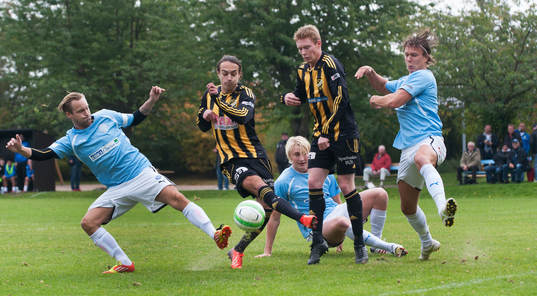 IFK Hässleholms Karim Al-Asi och Joel Svensson framme och
