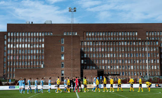 Lagen hälsar på varandra innan fotbollsmatchen i