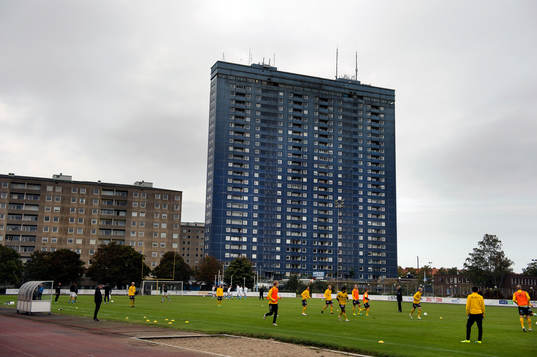 Uppvärmning framför Kronprinsen innan fotbollsmatchen i