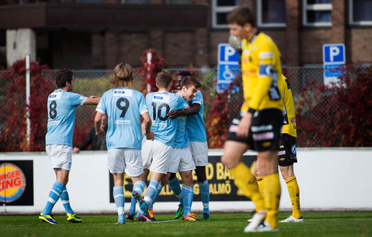 Malmös Mirza Halvadzic nickar in 1-0 och jublar (huvudet