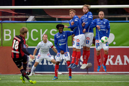 Brommapojkarnas Jacob Une Larsson, skjuter en frispark