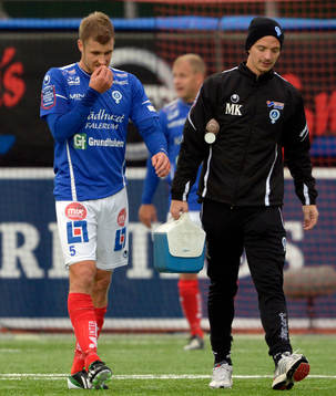 Åtvidabergs Daniel Hallingström går av planen skadad