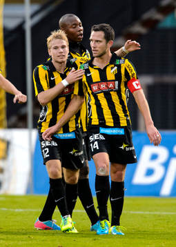 Häckens Oscar Lewicki klappar om Martin Ericsson
