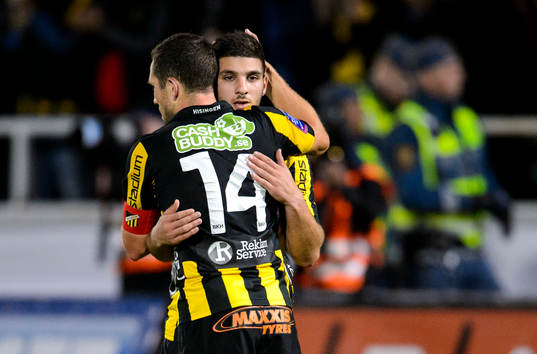 Häckens Martin Ericsson och Moestafa El Kabir kramar om