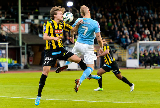 Häckens Simon Sandberg i nickduell med Malmös Magnus