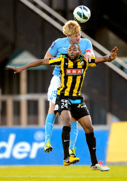 Häckens Rene Makondele i nickduell med Malmös Filip