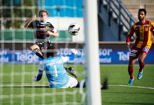 Elfsborgs Simon Hedlund gör 1-1 bakom Syrianskas målvakt
