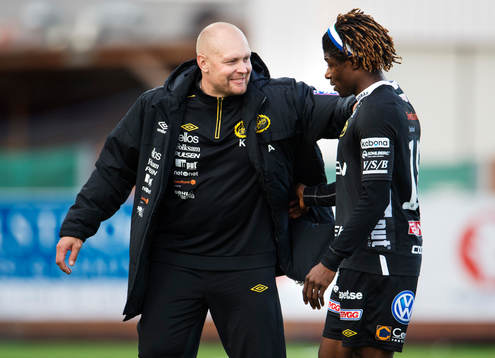 Elfsborgs tränare Klas Ingesson kramar om Mohamed Bangura