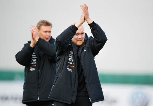 Elfsborgs tränare Klas Ingesson tackar de tillresta fansen
