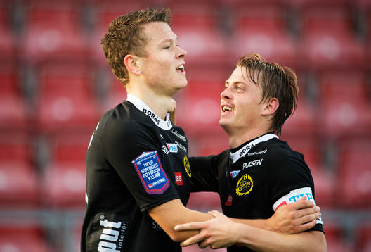 Elfsborgs Viktor Claesson och Simon Hedlund jublar