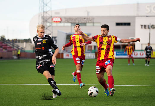 Elfsborgs Johan Larsson passar bollen förbi Syrianskas