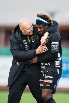 Elfsborgs tränare Klas Ingesson kramar om Mohamed Bangura