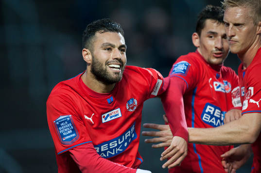 Helsingborgs Imad Khalili har gjort 3-0 och grattas av