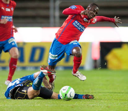 Halmstads Jesper Westerberg glidtacklar David Accam i