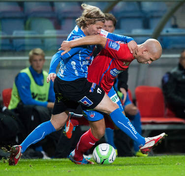 Halmstads Oliver Silverholt tar tag i Helsingborgs Mattias