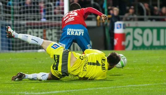 David Accam lurar Halmstads målvakt och spelar fram till