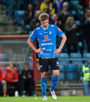 Matchen är slut och Halmstads Mikael Boman deppar i