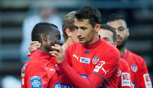 Helsingborgs David Accam har gjort 1-0 och Loret Sadiku