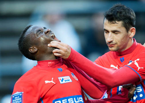Helsingborgs David Accam har gjort 1-0 och Loret Sadiku