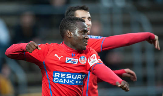 Helsingborgs David Accam har gjort 1-0 och Loret Sadiku