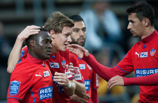 Helsingborgs David Accam har gjort 1-0 och Loret Sadiku