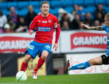 Halmstads Gudjon Baldvinsson tacklar Helsingborgs Arnor