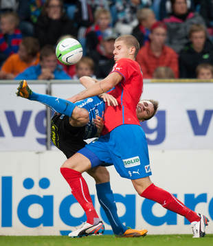 Halmstads Rickard Magyar försöker stoppa Helsingborgs
