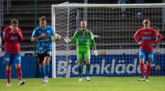 Helsingborgs målvakt Pär Hansson ilsken