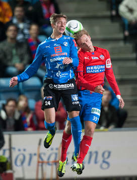 Två unga spelare nickduellerar, Halmstads Simon Silverholt