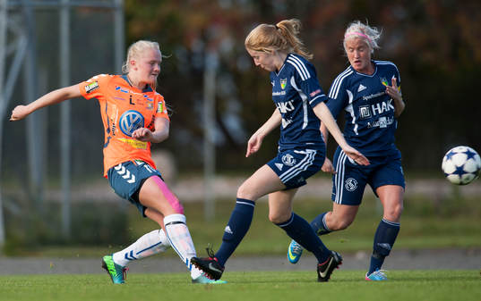 En Kungsbacka-spelare skjuter i dammatchen i division 1