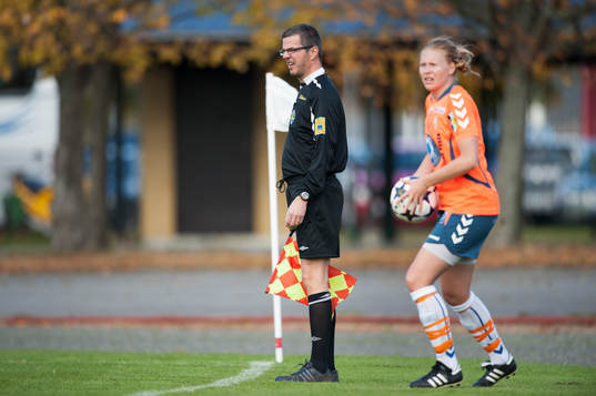 Inkast, Assisterande Domaren Lars Andersson i dammatchen i