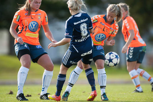 Närkamp i dammatchen i division 1 mellan FC Hessleholm och