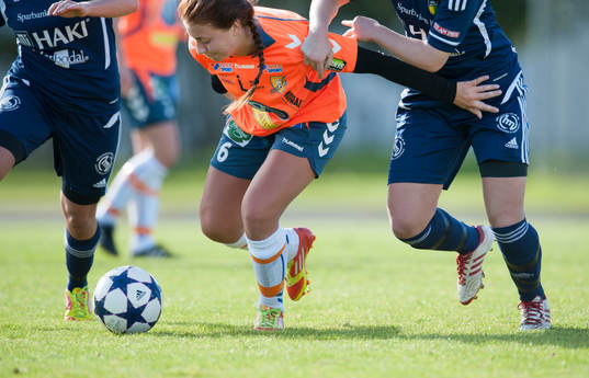 Närkamp i dammatchen i division 1 mellan FC Hessleholm och