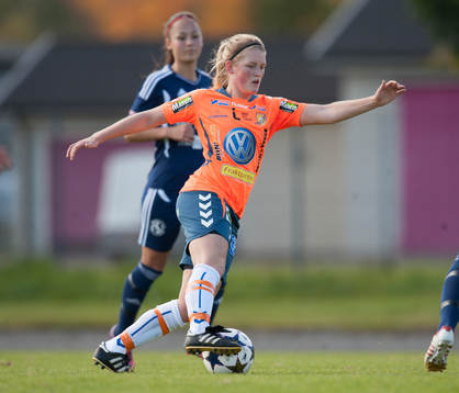 En Kungsbacka-spelarer smeker bollen i dammatchen i