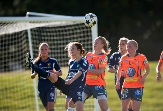 Bakåtspark i tilltrasslad situation framför mål  i