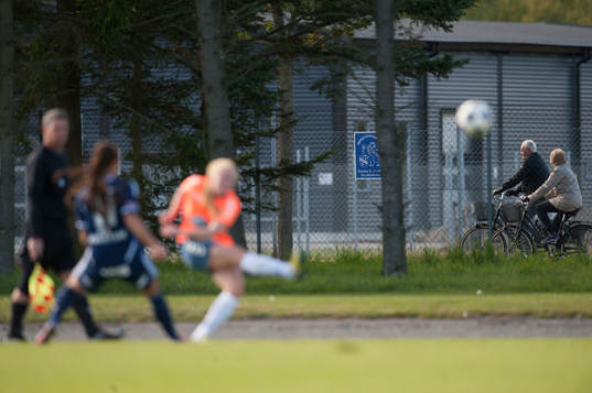 Cyklister passerar Österås idrottsplats